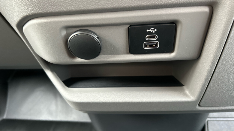 Ford Transit Custom E-320 L1 Rwd 100kW 65kWh H1 Van Limited Auto